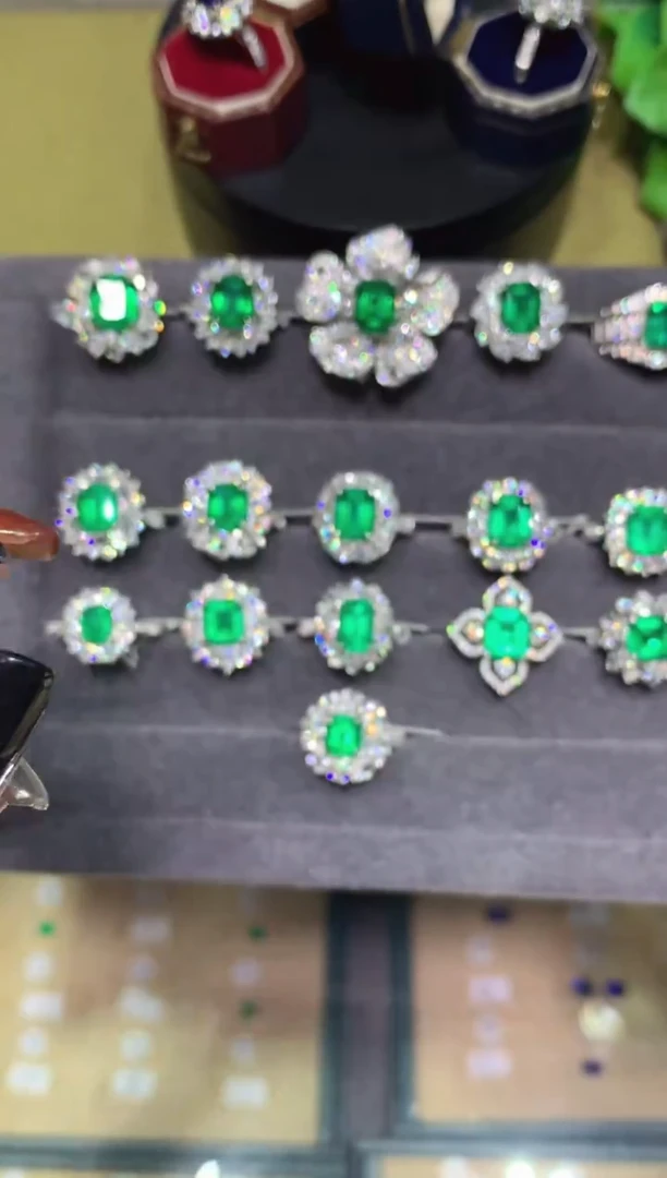 18K金镶嵌戒指祖母绿1.5CT