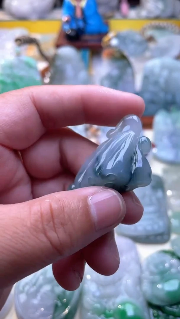 翡翠未镶嵌颈饰莲蓬