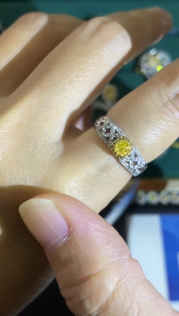 18K金镶嵌戒指钻石戒指