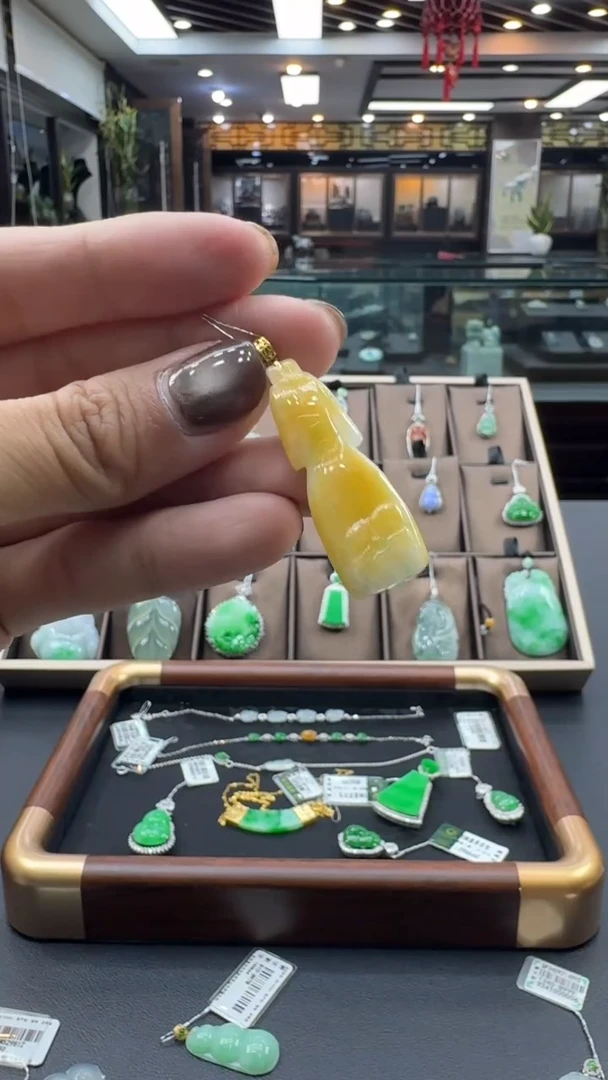 颈饰18K金镶嵌翡翠旗袍