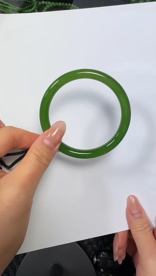 未镶嵌手镯和田玉（碧玉）神**贝乌兰乌德苹果绿美人条高色55