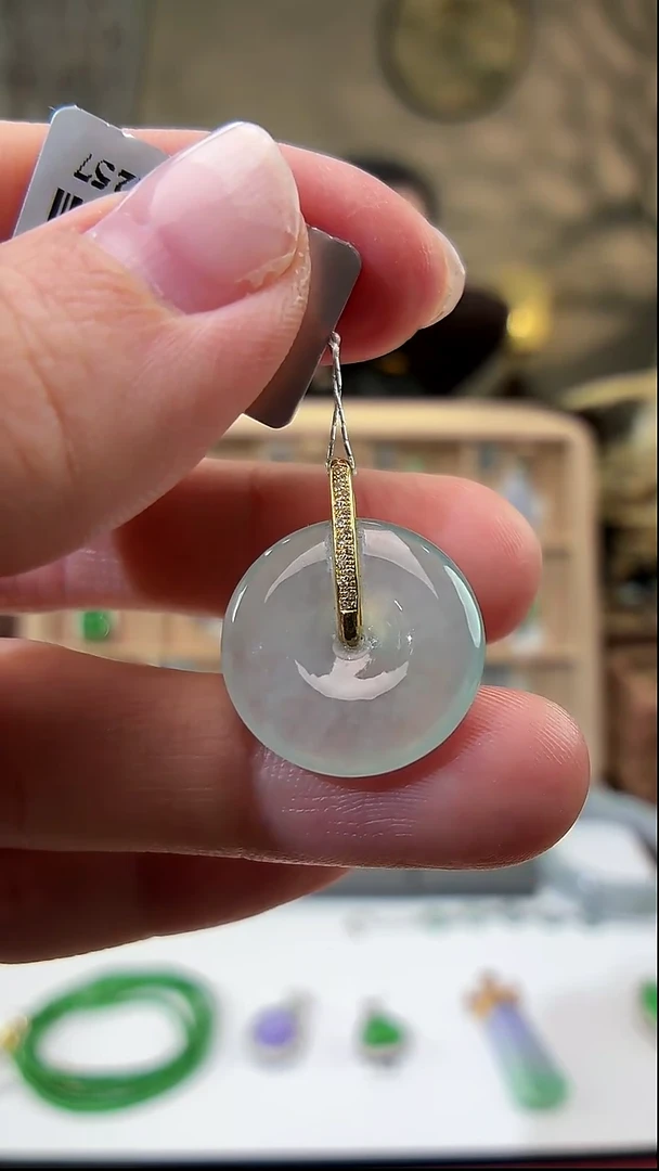 颈饰18K金镶嵌翡翠平安扣