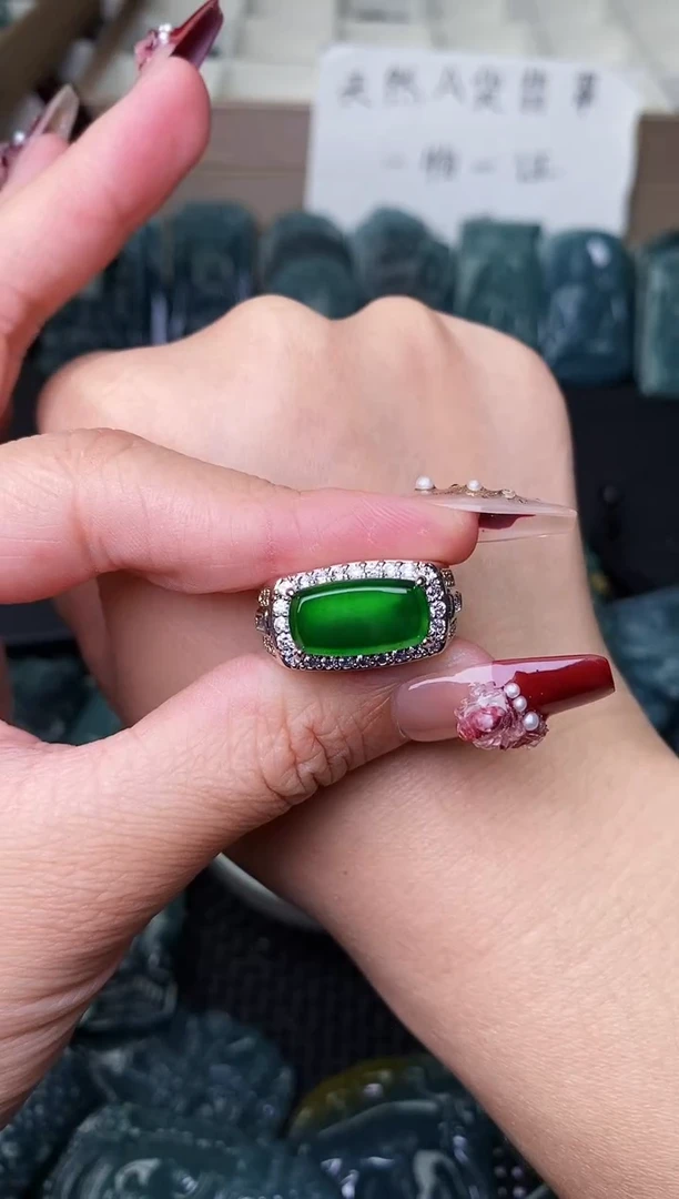 颈饰未镶嵌翡翠