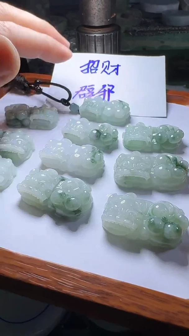 颈饰未镶嵌翡翠飘花貔貅多样性发一件