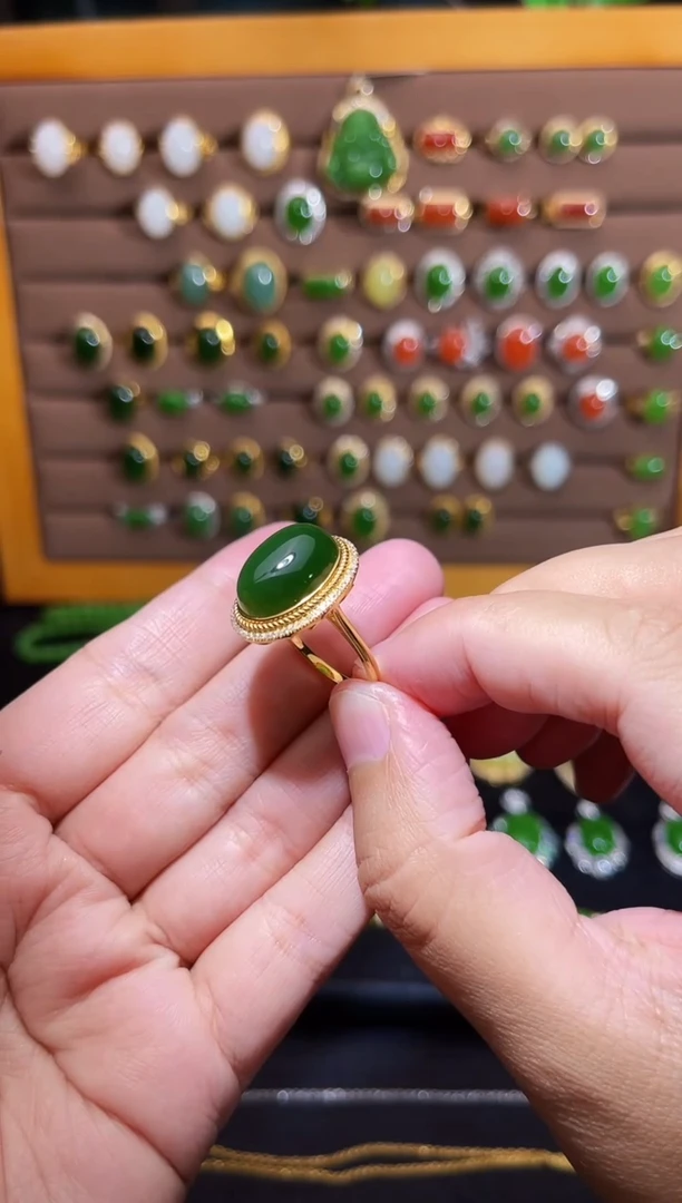 【闪购商品】和田玉戒指18K金镶嵌碧玉菠菜绿戒指