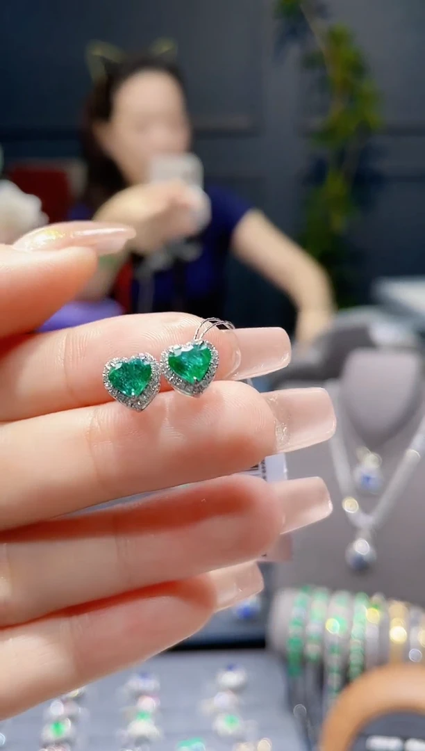 耳钉18K金镶嵌祖母绿1.15克拉