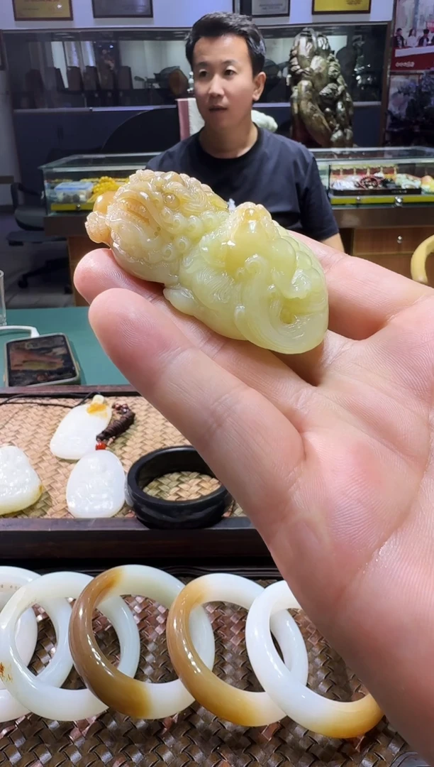 颈饰未镶嵌和田玉（黄玉）和田玉黄玉小狮子97克