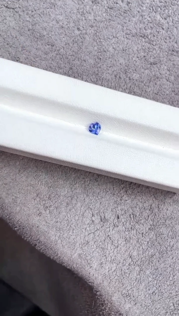 裸石未镶嵌坦桑石一颗