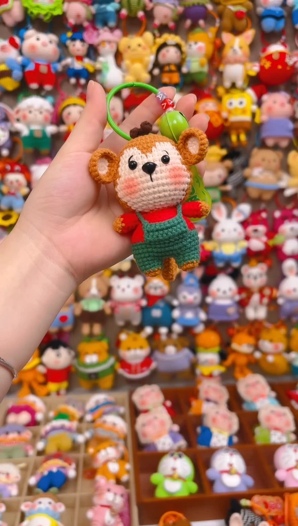 纯手工制作毛线钩织成品绿色背带裤小猴