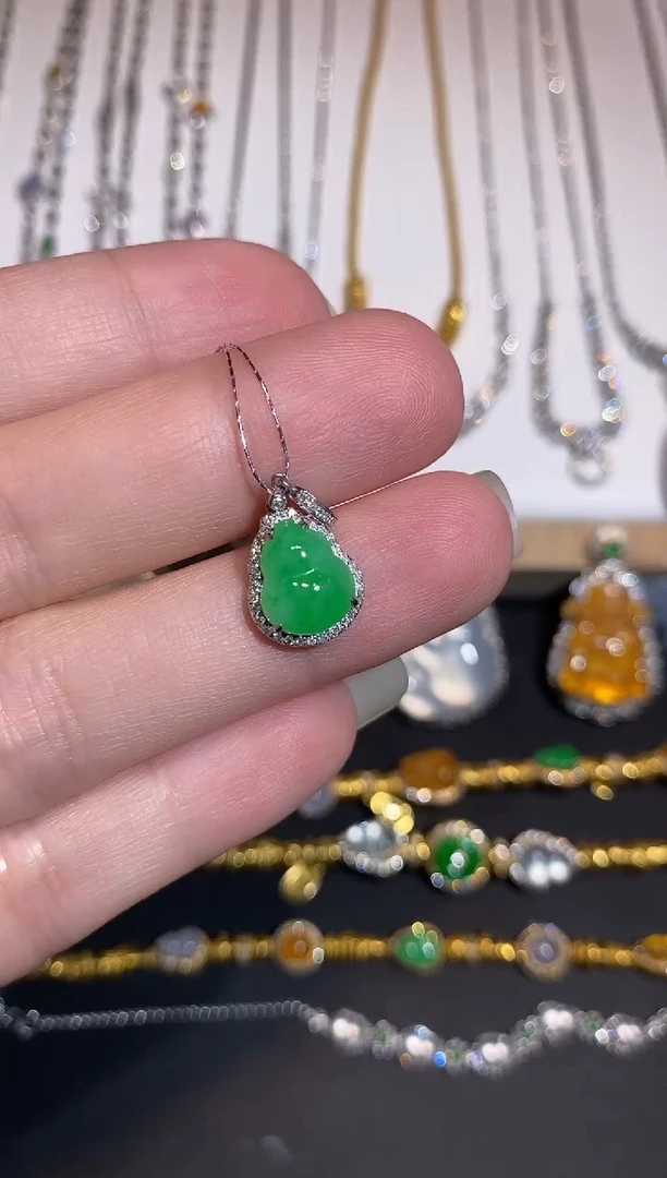 颈饰18K金镶嵌翡翠吊坠