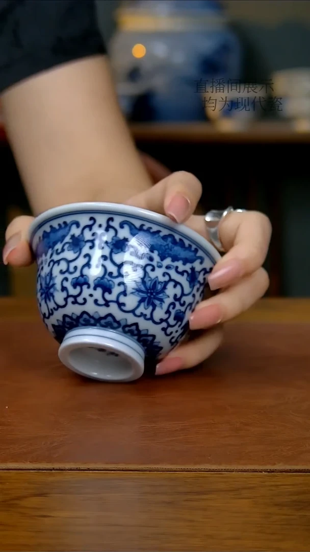 陶瓷缠枝蝙蝠压手杯（柴窑）