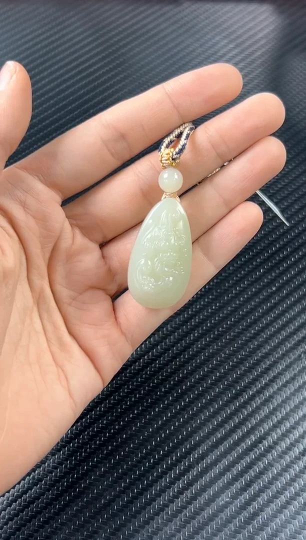 吊坠(赠链)未镶嵌和田玉且末微色差迪克兰一细