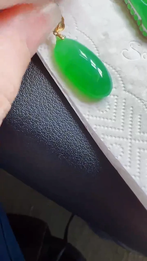 颈饰18K金镶嵌翡翠瓜