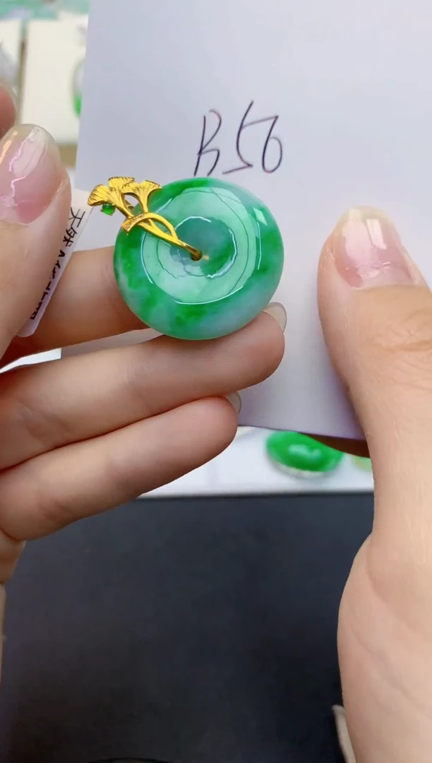 翡翠18K金镶嵌颈饰天然缅甸A货翡翠