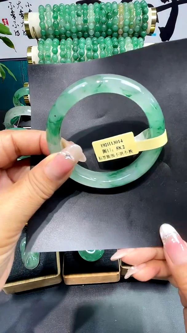 未镶嵌手镯石英质玉（非洲翠）手镯