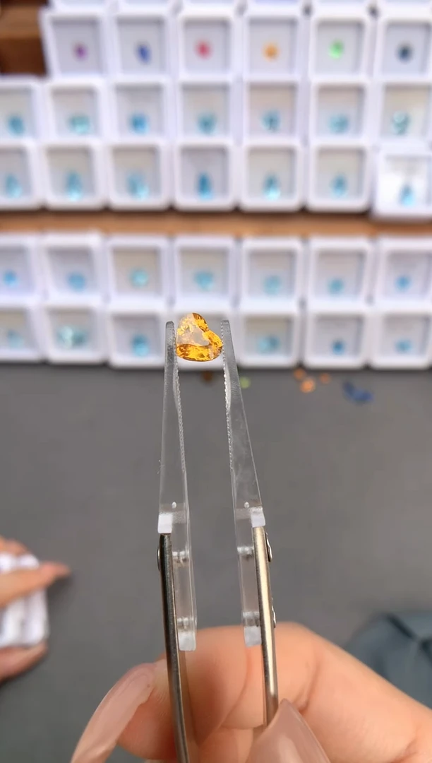 未镶嵌裸石定制蓝宝石1.02ct 黄蓝宝