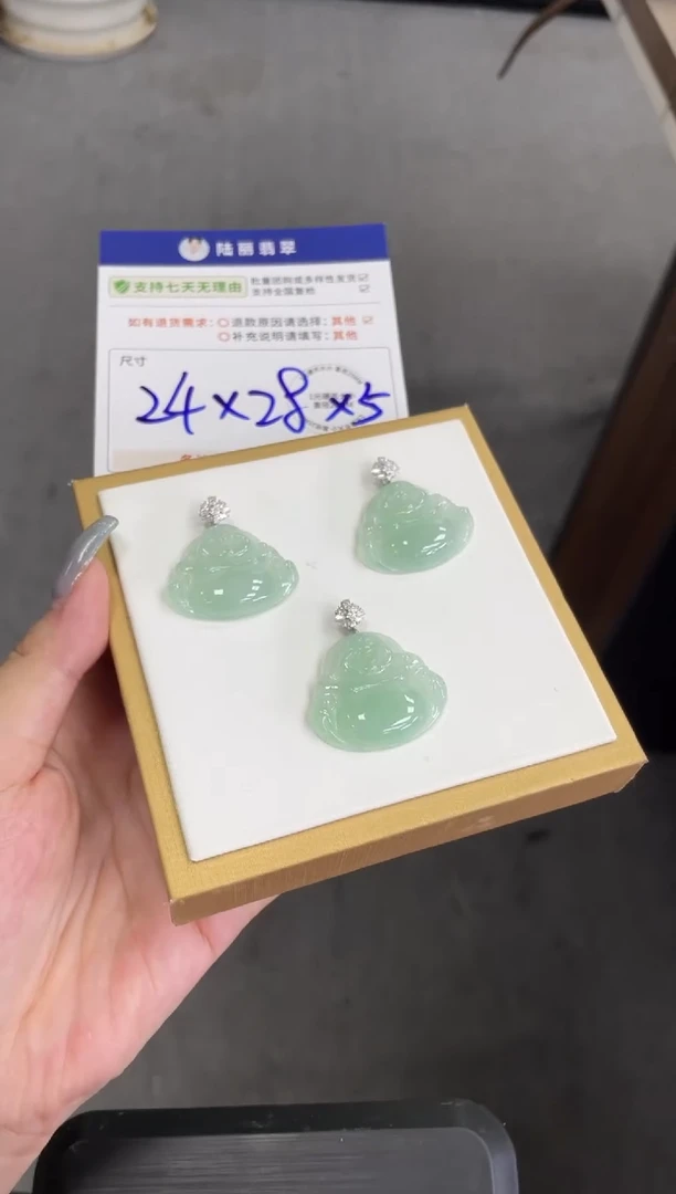 18K金镶嵌挂件翡翠果绿佛公851多样性发其一CP配绳19