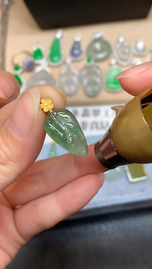 颈饰18K金镶嵌翡翠树叶【无服务费