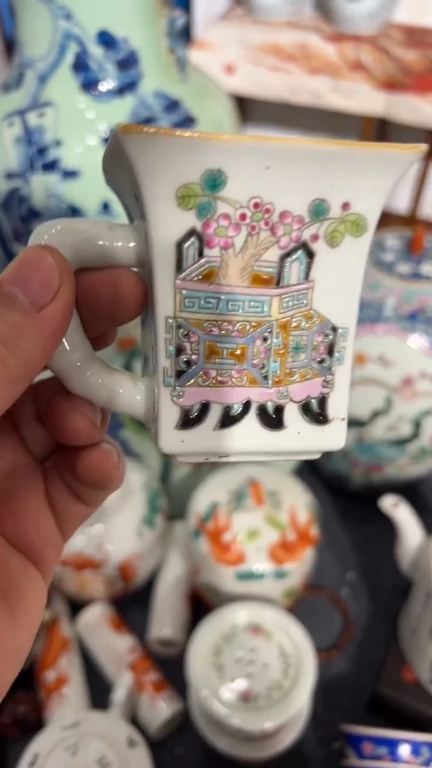 摆件瓷摆件瓷摆件钟鼎杯子