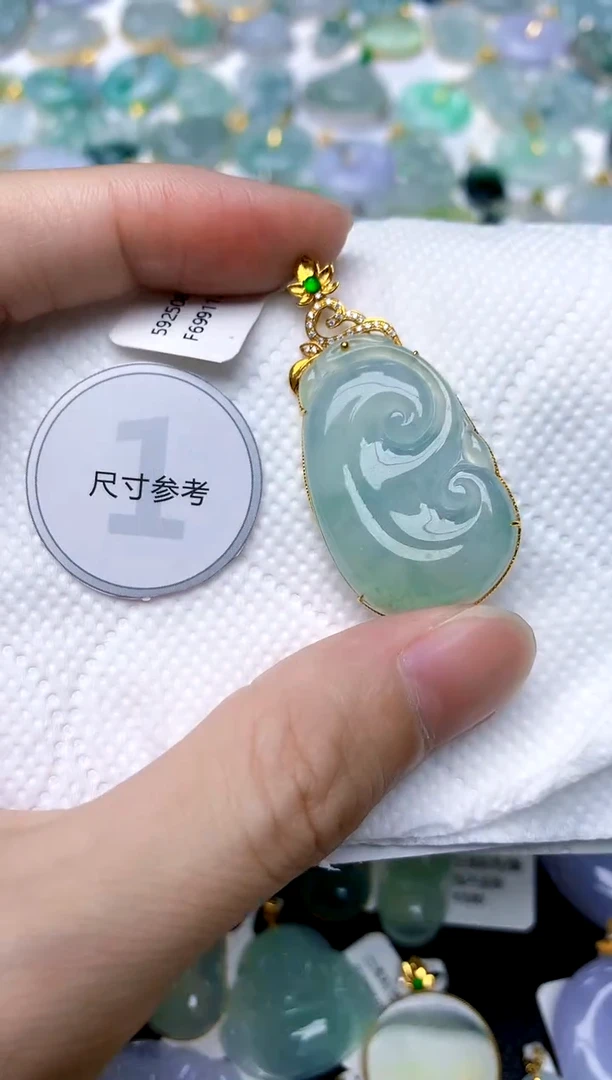 颈饰18K金镶嵌翡翠天然A货翡翠