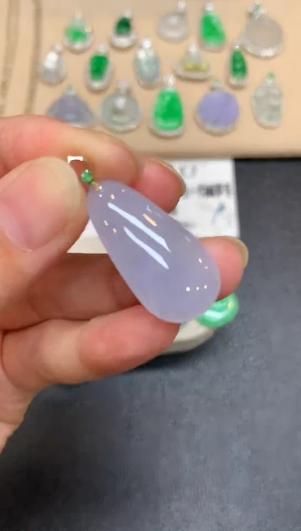 颈饰18K金镶嵌翡翠福瓜【无服务费