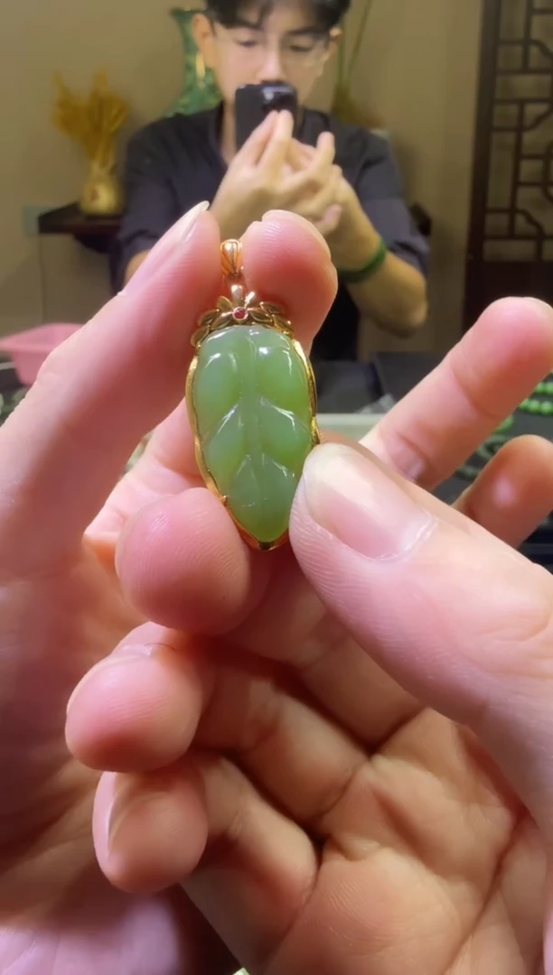 颈饰18K金镶嵌和田玉文**人14