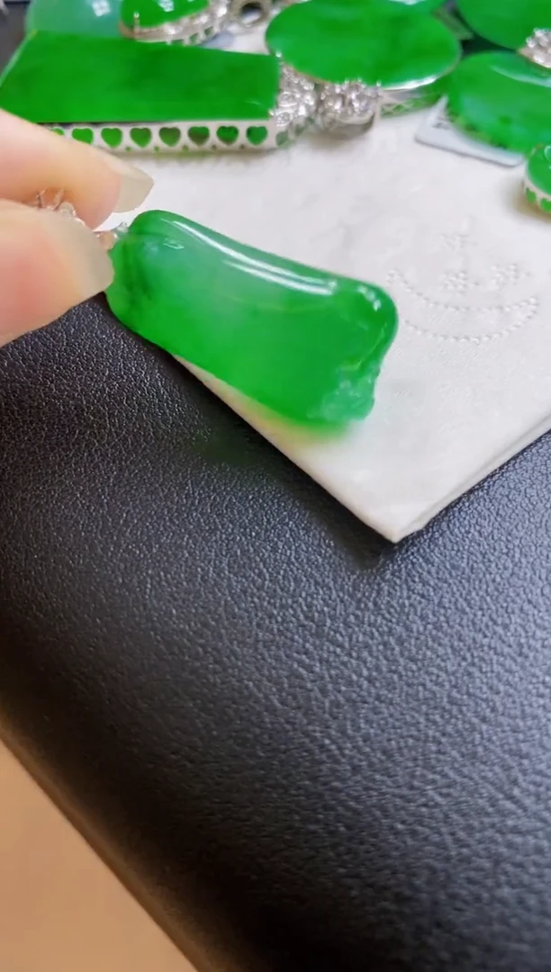 翡翠18K金镶嵌颈饰瓜