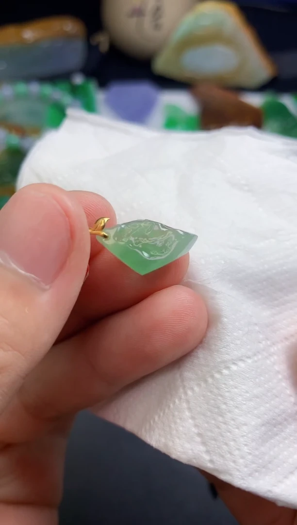 颈饰未镶嵌翡翠