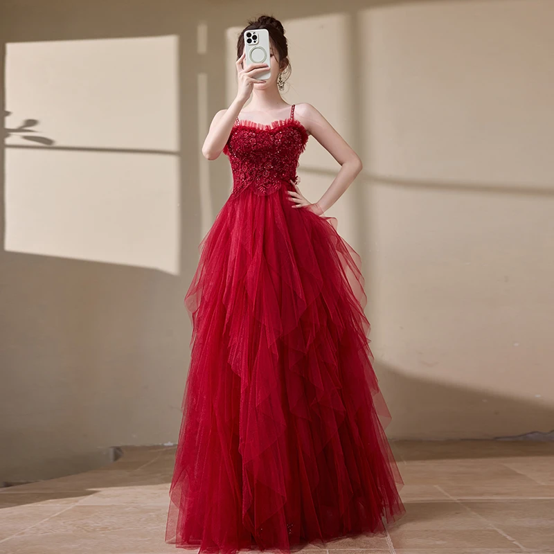 吊带敬酒服酒红色订婚礼服轻奢晨袍女新娘结婚回门主持演出晚礼服