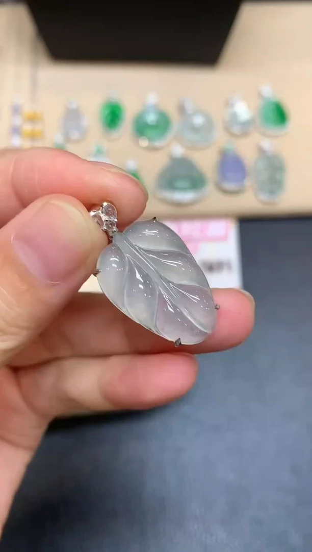 颈饰18K金镶嵌翡翠树叶【无服务费【48小时鉴赏期】