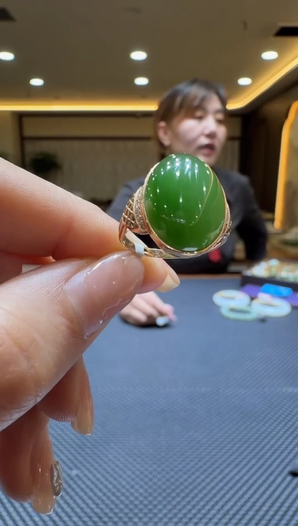 颈饰18K金镶嵌和田玉戒指