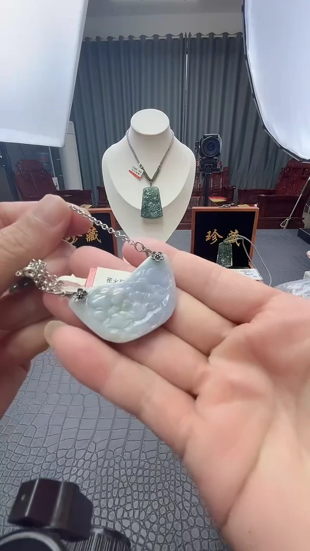 颈饰未镶嵌翡翠?翡翠吊坠