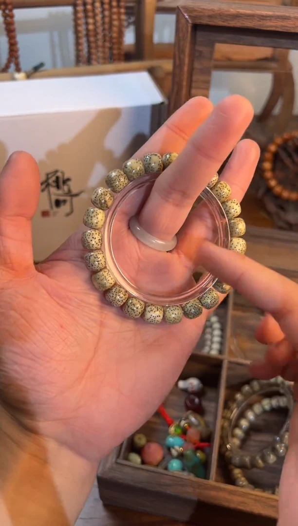 手串星月菩提鸡油黄大眼睛