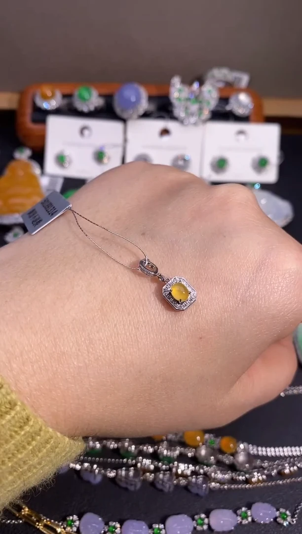 【闪购商品】翡翠颈饰18K金镶嵌吊坠