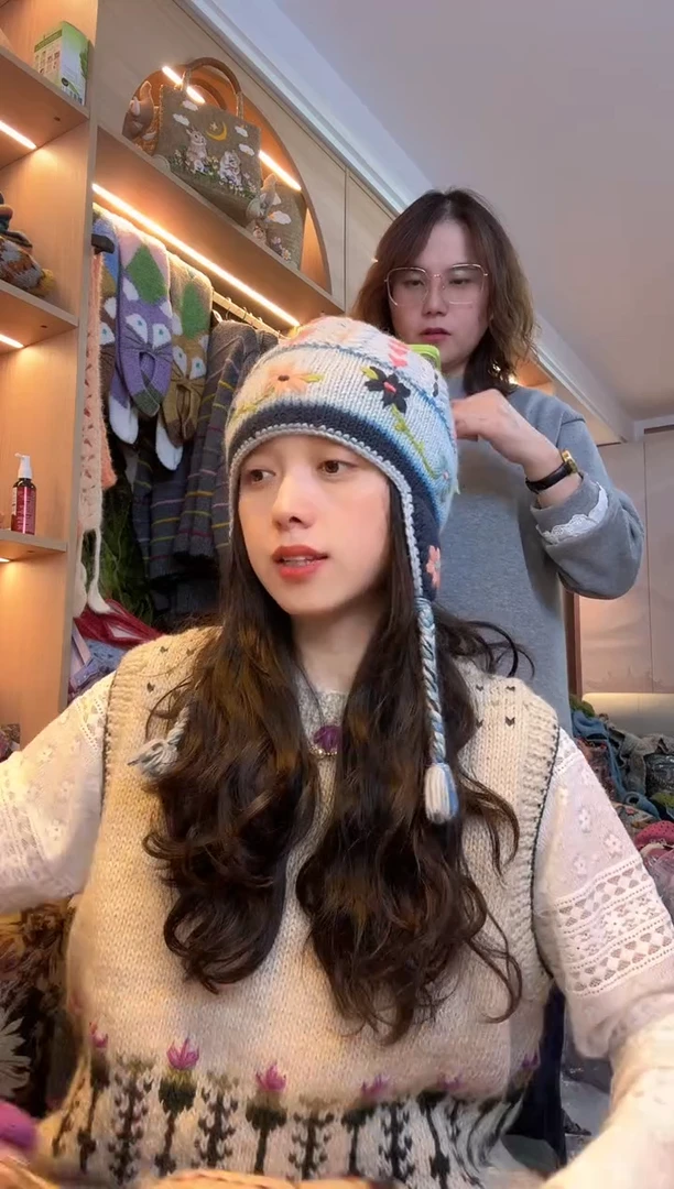 羊毛美利奴浅蓝色刺绣护耳帽