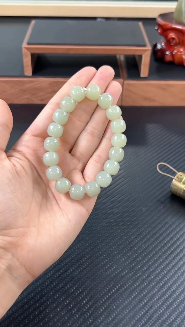 手串未镶嵌和田玉且末微色差近矿卡11*12M