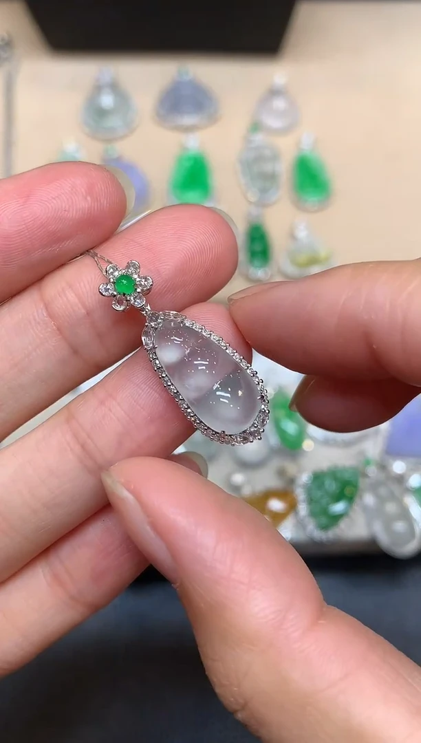 颈饰18K金镶嵌翡翠福豆【无服务费