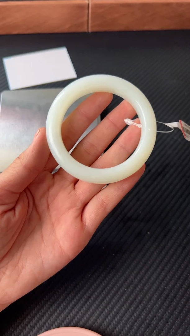 和田玉手镯未镶嵌且末金山微色差54+Jm