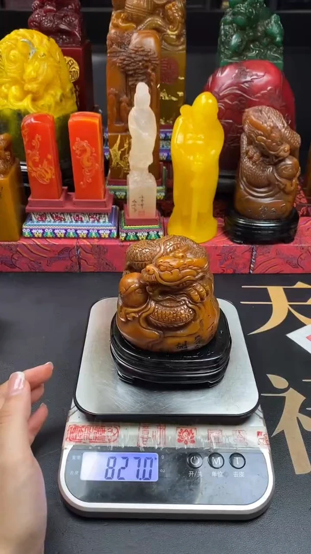 寿山石印石田黄盘龙戏珠摆件