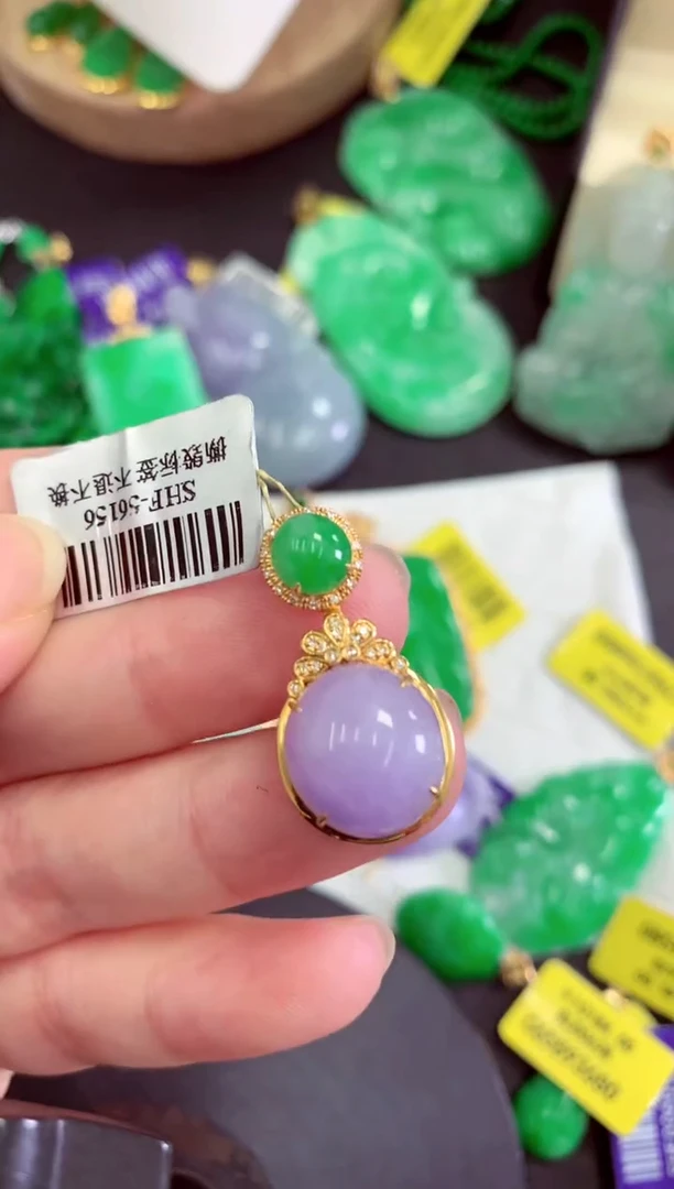 颈饰18K金镶嵌翡翠挂件