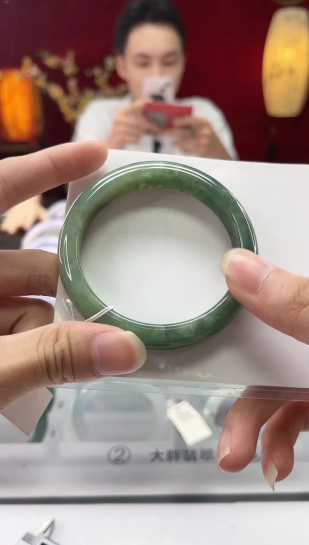 翡翠手镯未镶嵌翡翠1