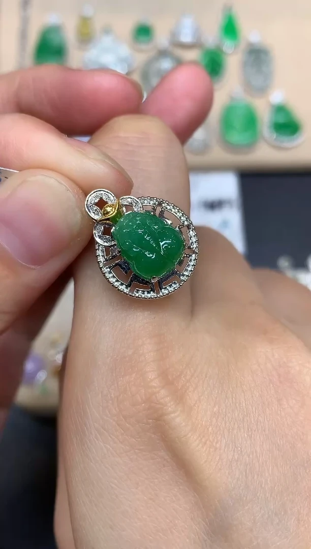 颈饰18K金镶嵌翡翠貔貅【无服务费