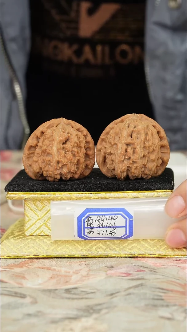 【闪购商品】文玩核桃把件白狮子