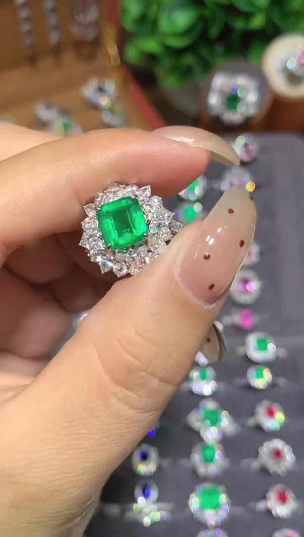 18K金镶嵌戒指祖母绿1.66ct