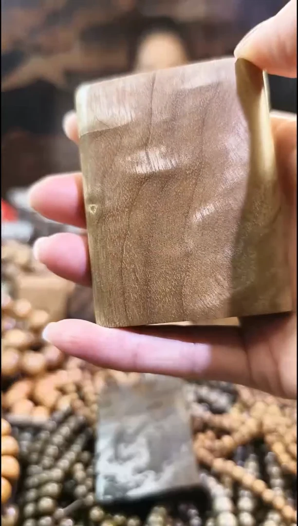 一*筋金丝楠无事牌手把件