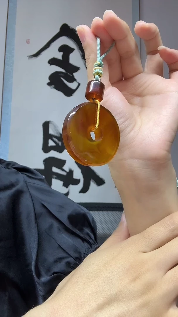 琥珀颈饰未镶嵌平安扣