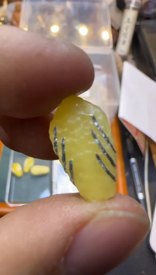 【闪购商品】蜜蜡裸石未镶嵌鲨鱼背三通一个