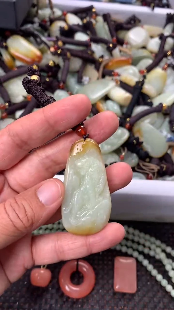 【闪购商品】和田玉颈饰未镶嵌多样性发货没有证书.拍一发一，有瑕