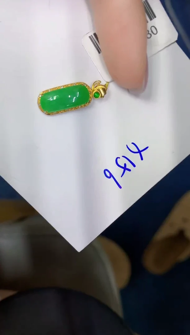 颈饰18K金镶嵌翡翠缅甸天然翡翠A货