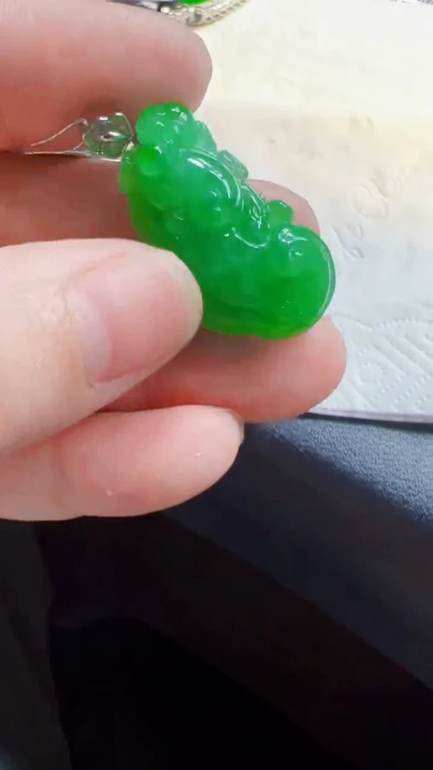 颈饰18K金镶嵌翡翠如意